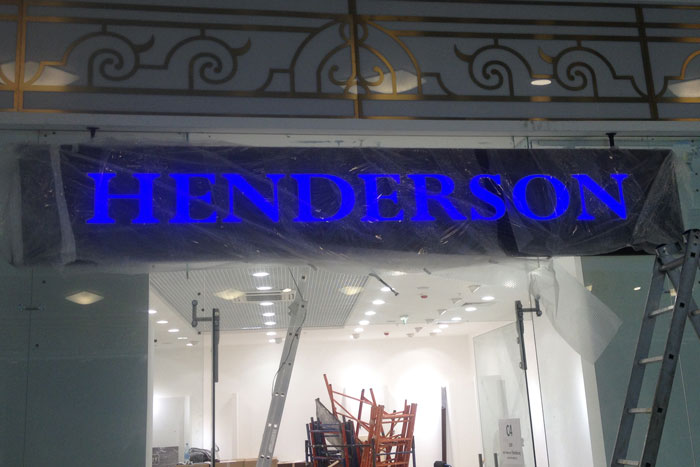 Новая работа БИЗНЕС ДЕКОР в Санкт-Петербурге: вывеска HENDERSON в ТРК Европолис