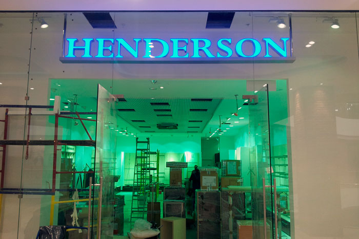 БИЗНЕС ДЕКОР в Московской области. Вывеска HENDERSON в Мытищах, ТЦ Красный Кит