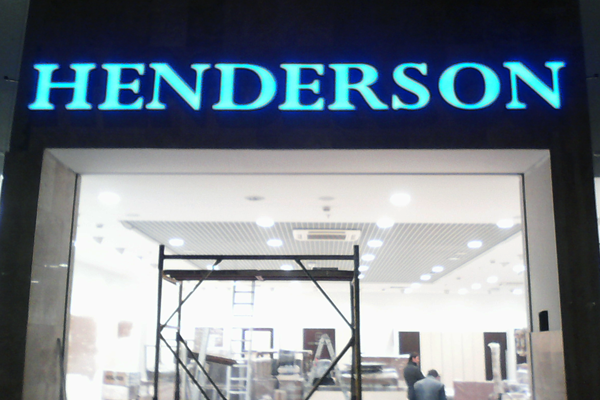 Вывеска HENDERSON в ТЦ Мега, г. Екатеринбург - производство и монтаж БИЗНЕС ДЕКОР. Гарантия 24 месяца