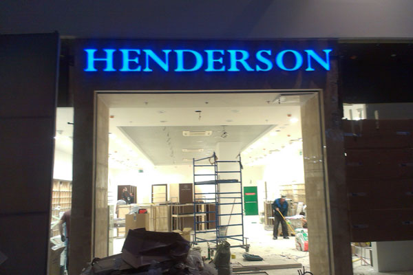Вывеска HENDERSON в ТРЦ МЕГА-Казань, г. Казань, Татарстан - производство и монтаж БИЗНЕС ДЕКОР. Гарантия 24 месяца