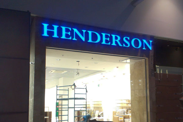 Вывеска HENDERSON в ТРЦ МЕГА-Казань, г. Казань, Татарстан - производство и монтаж БИЗНЕС ДЕКОР. Гарантия 24 месяца