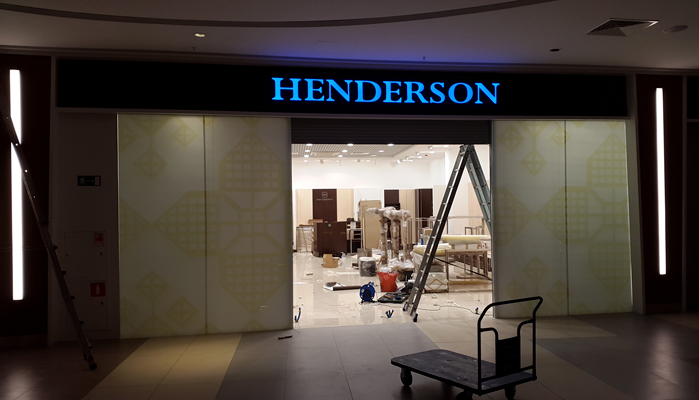 БИЗНЕС ДЕКОР В Карелии. Вывеска HENDERSON производства БИЗНЕС ДЕКОР в Петрозаводске - производство и монтаж БИЗНЕС ДЕКОР. Гарантия 24 месяца