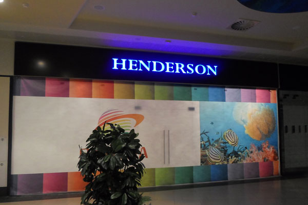 БИЗНЕС ДЕКОР. Вывеска HENDERSON производства БИЗНЕС ДЕКОР в Новокузнецке - производство и монтаж БИЗНЕС ДЕКОР. Гарантия 24 месяца