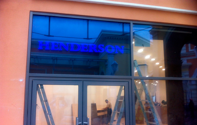 БИЗНЕС ДЕКОР. Вывеска HENDERSON производства БИЗНЕС ДЕКОР в С.Петербурге (Пулково)  - производство и монтаж БИЗНЕС ДЕКОР. Гарантия 24 месяца