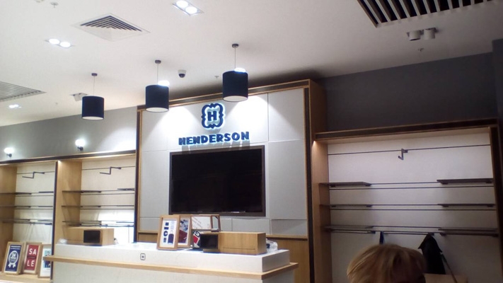 БИЗНЕС ДЕКОР. Рекламное оформление флагманского салона HENDERSON в г. Красноярск, ТРК «Планета»