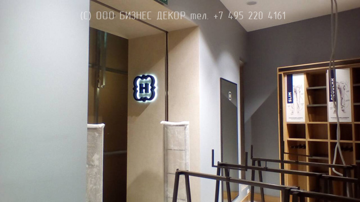 БИЗНЕС ДЕКОР. Рекламное оформление флагманского салона HENDERSON в г. Красноярск, ТРК «Планета»