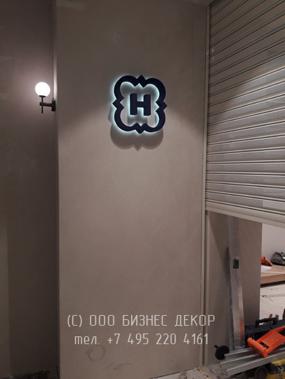 БИЗНЕС ДЕКОР. Рекламные конструкции для магазина HENDERSON в ТРК «Афимолл Сити» (г. Москва)