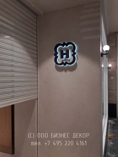 БИЗНЕС ДЕКОР. Рекламные конструкции для магазина HENDERSON в ТРК «Афимолл Сити» (г. Москва)