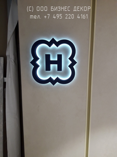 БИЗНЕС ДЕКОР. Рекламные конструкции магазина HENDERSON (Москва. Манежная пл., ТЦ Охотный ряд)