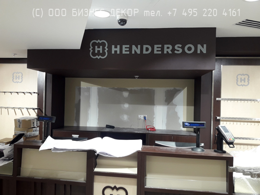 БИЗНЕС ДЕКОР. Рекламные конструкции магазина HENDERSON (Москва. Манежная пл., ТЦ Охотный ряд)