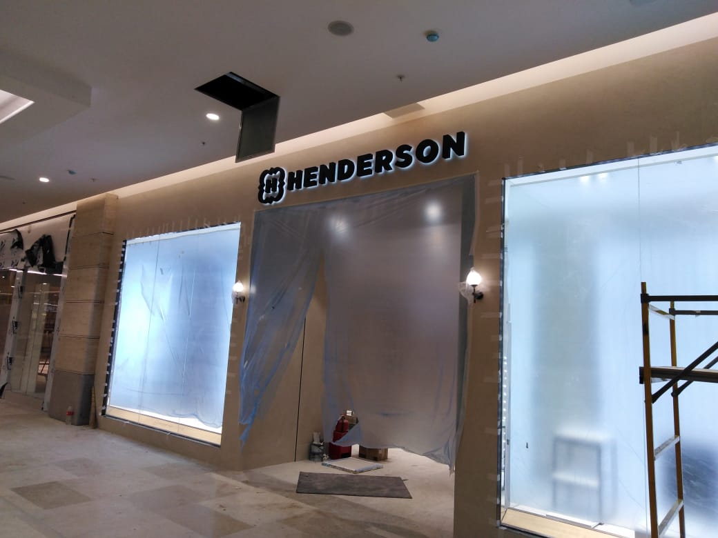 Рекламные конструкции для магазина HENDERSON (г. Владивосток, ТВК «Калина Молл»)
