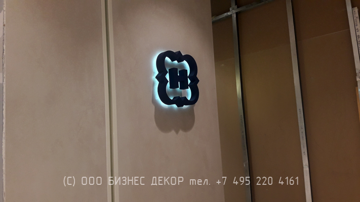 БИЗНЕС ДЕКОР. Рекламные конструкции магазина HENDERSON (ТРЦ «Саларис», г. Москва)