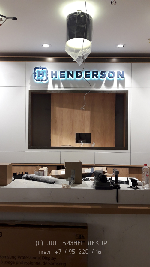 Бизнес Декор. Внутреннее рекламное оформление салона HENDERSON (г. Казань, ТЦ «Тандем»)