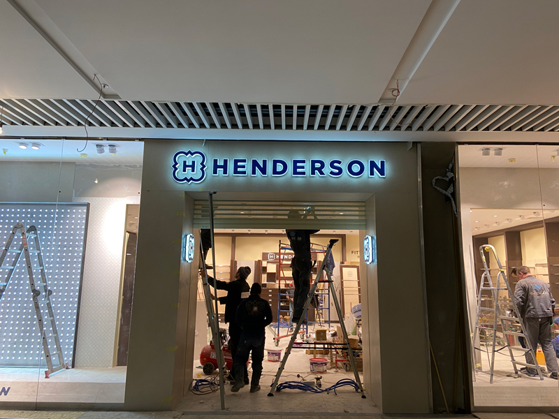 БИЗНЕС ДЕКОР. Рекламное оформление магазина HENDERSON в ТРК «Форт Отрадное»(г. Москва) БИЗНЕС ДЕКОР. Рекламное оформление магазина HENDERSON в ТРК «Форт Отрадное»(г. Москва)