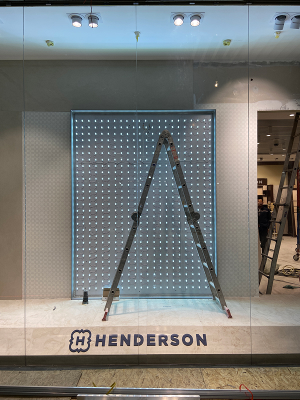 БИЗНЕС ДЕКОР. Рекламное оформление магазина HENDERSON в ТРК «Форт Отрадное»(г. Москва) БИЗНЕС ДЕКОР. Рекламное оформление магазина HENDERSON в ТРК «Форт Отрадное»(г. Москва)