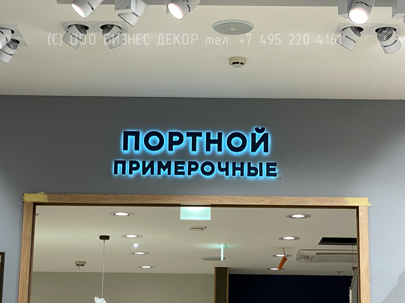 БИЗНЕС ДЕКОР. Внутреннее рекламное оформление салона HENDERSON в г. Омск