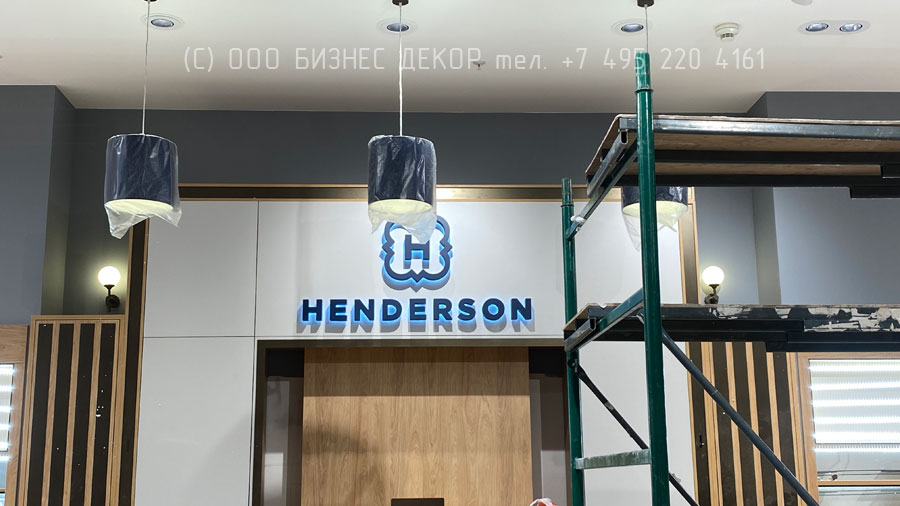 БИЗНЕС ДЕКОР. Внутренние рекламные конструкции для салона HENDERSON в ТРЦ «МЕГА Новосибирск» (г. Новосибирск)