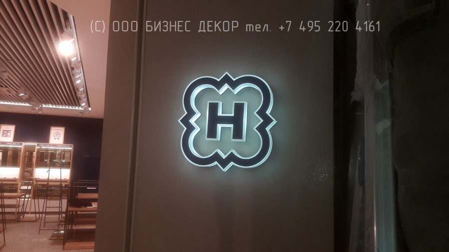 БИЗНЕС ДЕКОР. Наружные рекламные конструкции салона HENDERSON в ТРЦ «Галерея Чижова» (г. Воронеж)