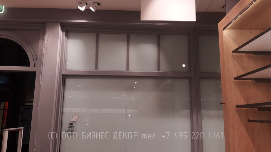Бизнес Декор. Вывески и оформление салона HENDERSON в FASHION HOUSE Аутлет Шереметьево