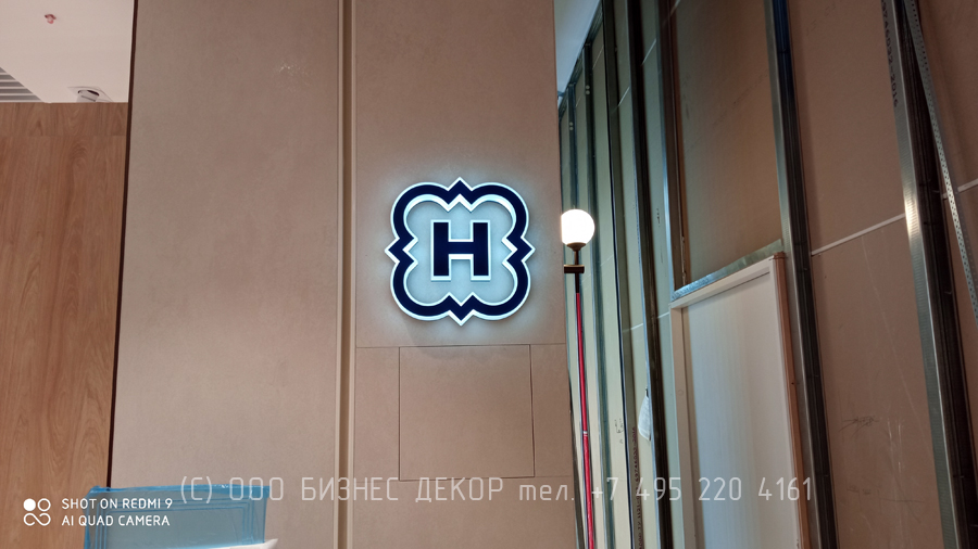 Рекламные конструкции магазина HENDERSON в ТРЦ «Метрополис», г. Москва