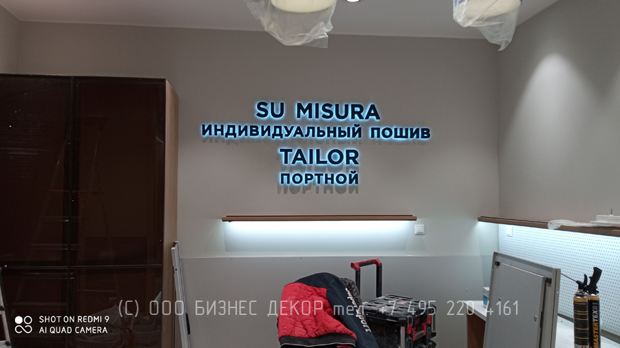 БИЗНЕС ДЕКОР. Внутренние рекламные конструкции магазина HENDERSON в ТРЦ «Метрополис» (г. Москва)