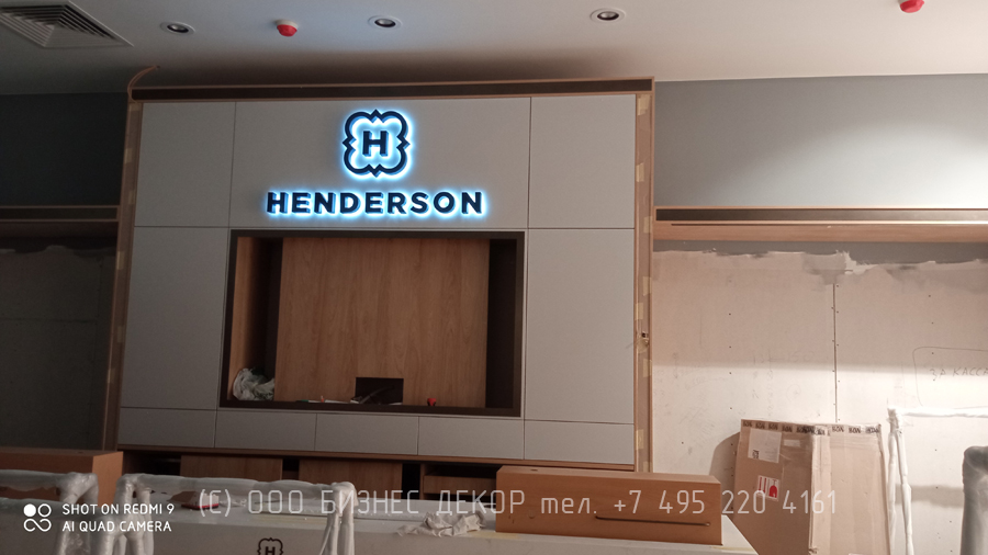 Бизнес Декор. Рекламное оформление салона HENDERSON в ТЦ Павелецкая Плаза (г. Москва)