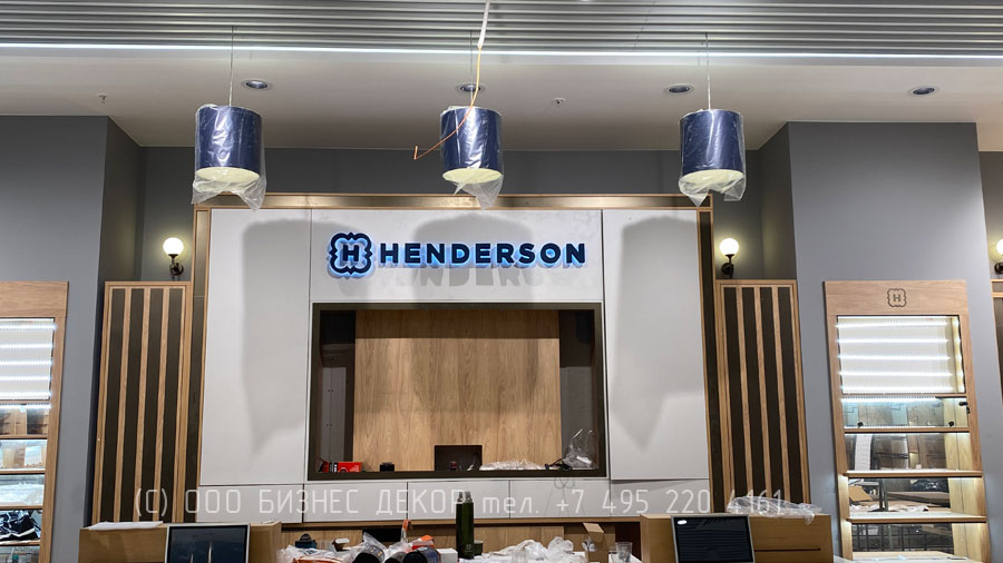 БИЗНЕС ДЕКОР. Внутренние рекламные конструкции для салона HENDERSON в ТРК «Калина Молл» (г. Владивосток)