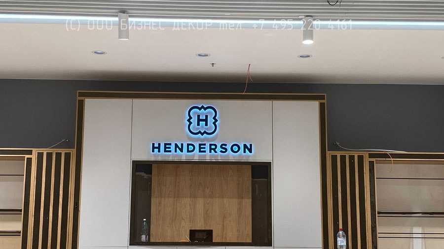 БИЗНЕС ДЕКОР. Внутренние рекламные конструкции салона HENDERSON в МТРЦ «Аура», г. Ярославль