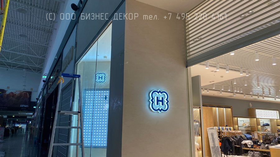 БИЗНЕС ДЕКОР. Наружные конструкции для салона HENDERSON в ТРЦ МЕГА, г. Ростов-на-Дону