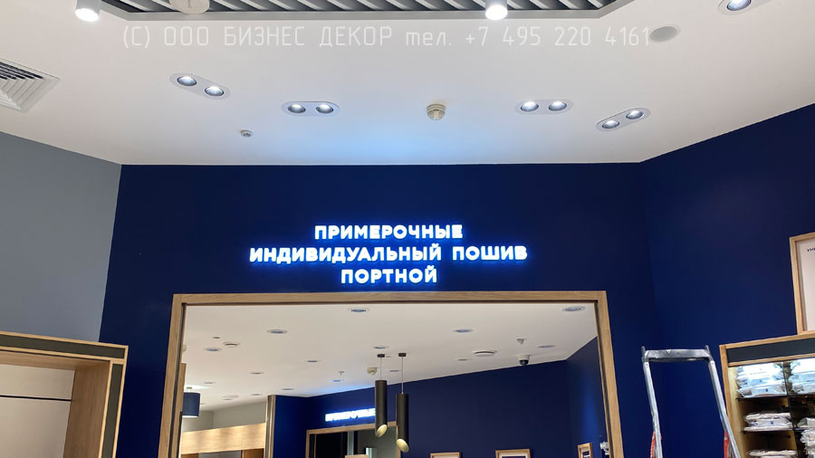 БИЗНЕС ДЕКОР. Внутренние рекламные конструкции для салона HENDERSON в ТРЦ МЕГА, г. Ростов-на-Дону