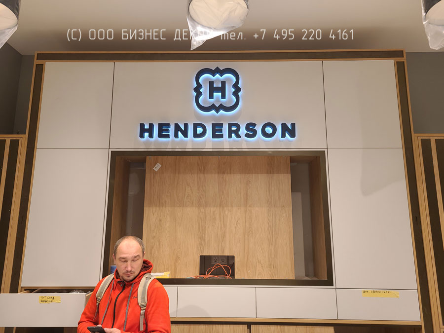 БИЗНЕС ДЕКОР. Внутренние рекламные конструкции салона HENDERSON в ТЦ Торговый Квартал, г. Набережные Челны