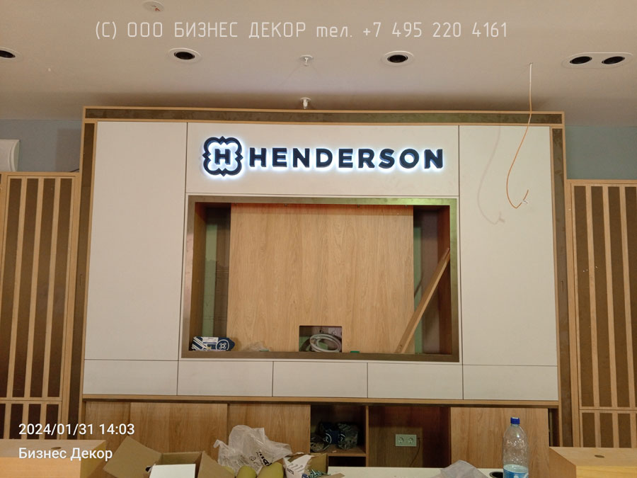 БИЗНЕС ДЕКОР. Внутренние рекламные конструкции салона HENDERSON в ТРЦ «Титан-Арена» (г. Архангельск)