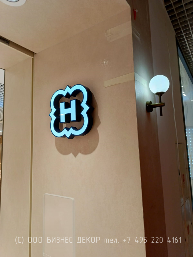 БИЗНЕС ДЕКОР. Наружное оформление магазина HENDERSON (г. Туапсе, ТРЦ «Красная площадь»)
