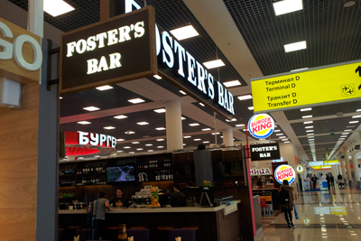 Вывеска FOSTER'S BAR производства БИЗНЕС ДЕКОР, Аэропорт ШЕРЕМЕТЬЕВО